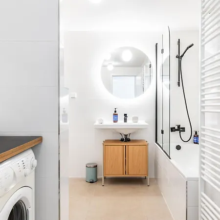 Days - Family Friendly With Workspace And Free Parking Apartament *