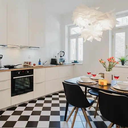 Days - Family Friendly With Workspace And Free Parking דירה *
