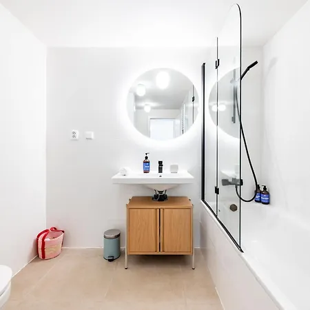 Days - Family Friendly With Workspace And Free Parking *